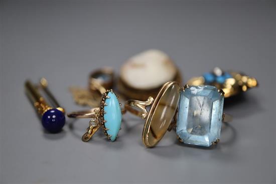 A collection of 9ct and mainly yellow metal jewellery, including lapis set bar brooch and three assorted rings.